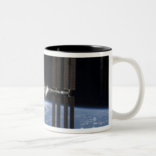 Internationale Raumstation 9 Zweifarbige Tasse (Rechts)