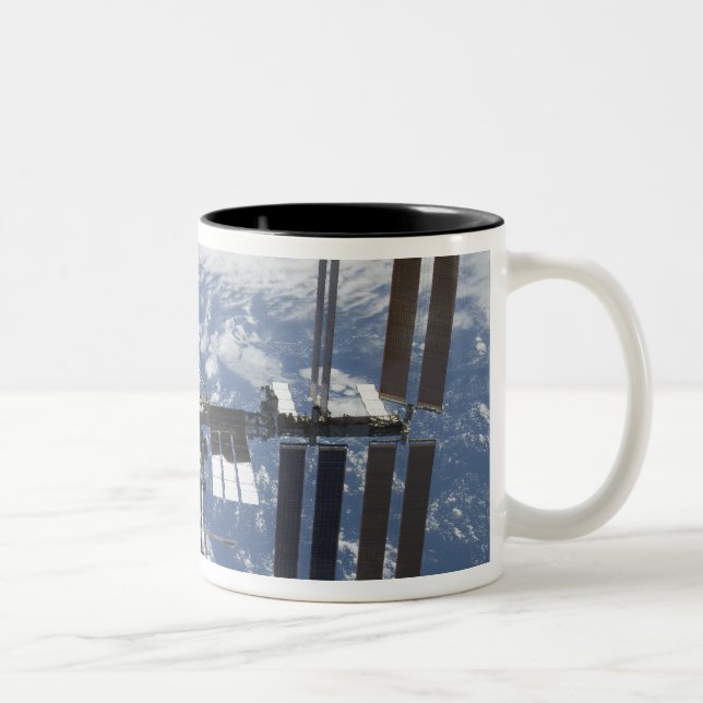 Internationale Raumstation im Orbit 2 Zweifarbige Tasse (Rechts)