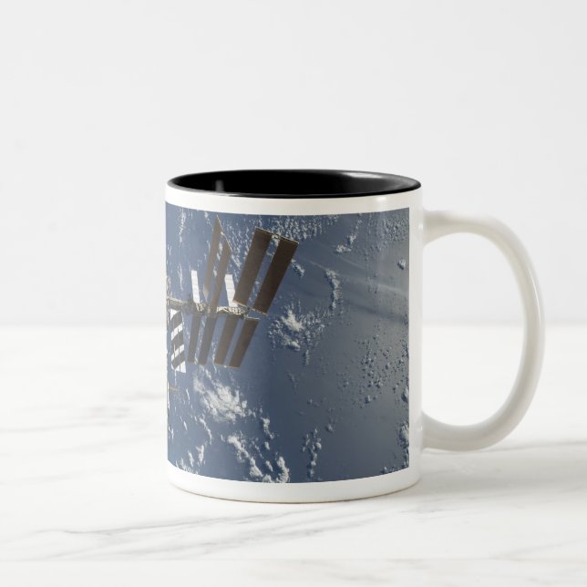 Internationale Raumstation im Orbit 3 Zweifarbige Tasse (Rechts)