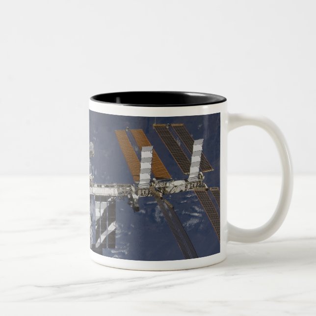 Internationale Raumstation im Orbit Zweifarbige Tasse (Rechts)