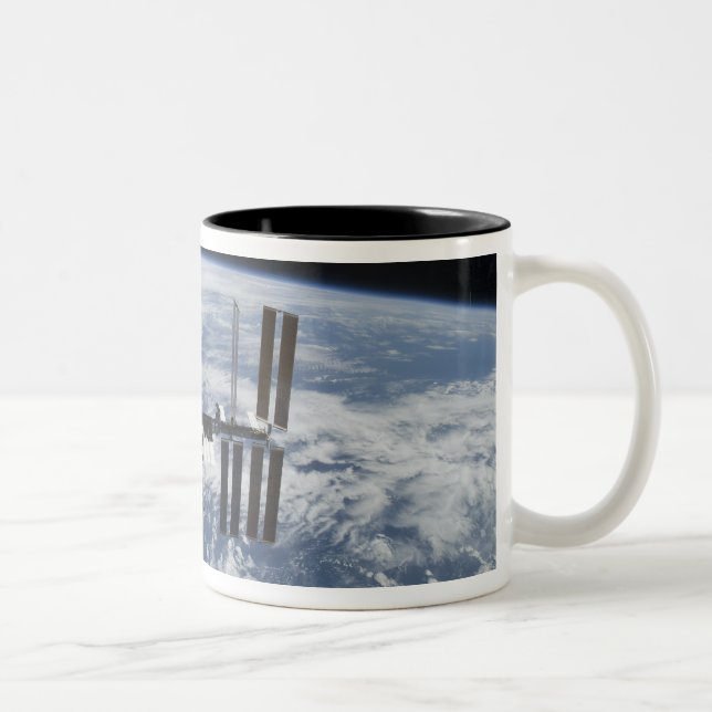 Internationale Raumstation im Orbit Zweifarbige Tasse (Rechts)