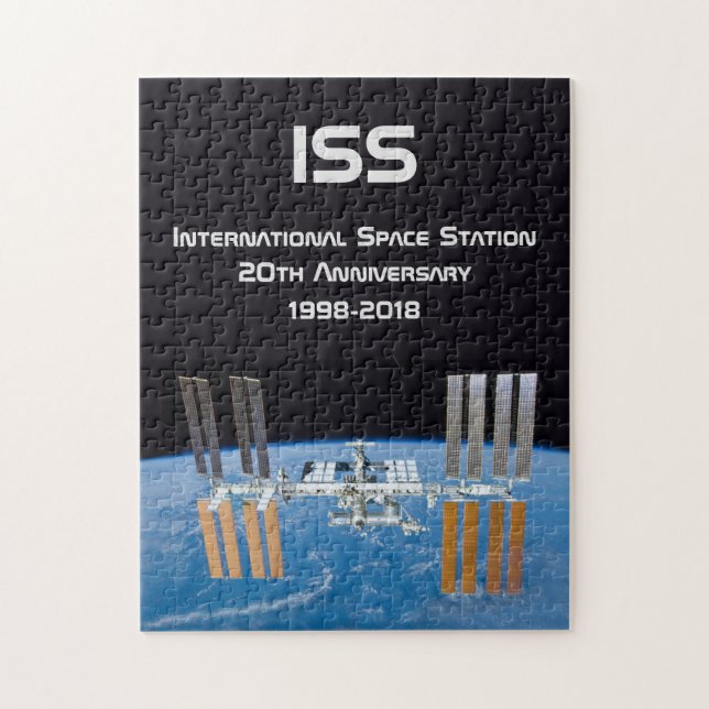 Internationale Raumstation ISS 20 Jahre alt (Vertikal)