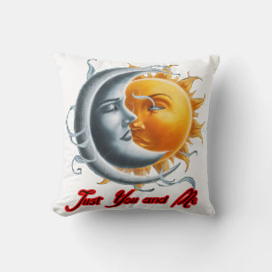 Intimer Moment zwischen Mond und Sonne auf einem Kissen