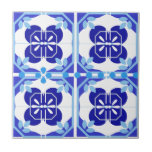 Intricate Bright Blue Navy Azulejos Style Fliese<br><div class="desc">Diese schönen,  hellblauen Fliesen,  die von portugiesischer Azulejos Inspiriert wurden,  bilden einen atemberaubenden Rückschlag für Küchen und Badezimmer. Diese können auch gerahmt sein,  um an den Wänden als akzentuierte Dekoration zu hängen.</div>