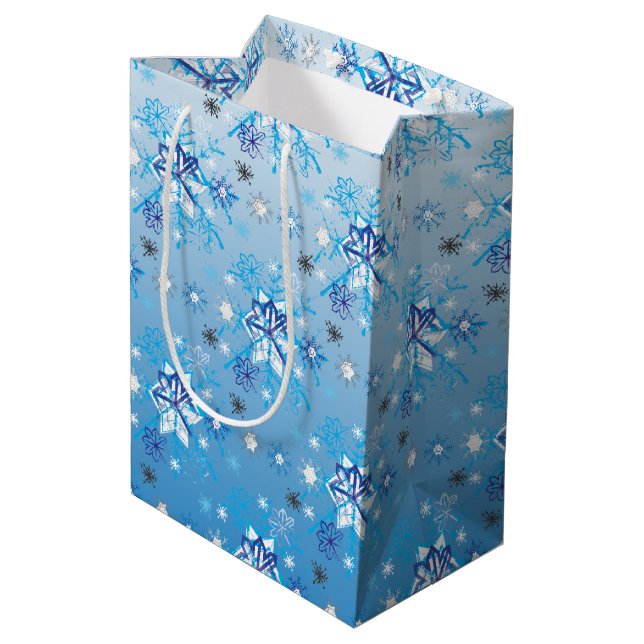 Intrikierte blaue und weiße Sterne und Schneeflock Mittlere Geschenktüte (Rückseite Schrägansicht)