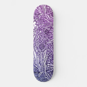 Intrikiertes Blumendesign in Lila Farben und Weiß Skateboard