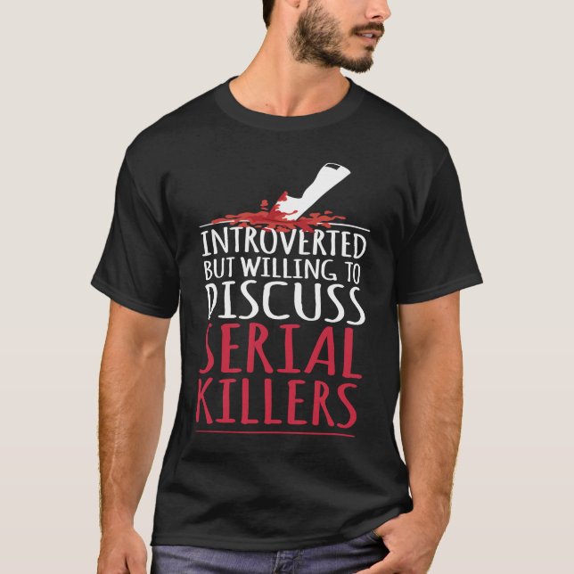 Introverted but willing to discuss serial killers  T-Shirt (Vorderseite)