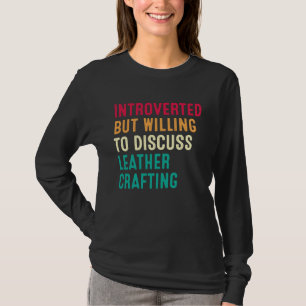 Introvertiert, aber bereit, über Lederhandwerk zu T-Shirt