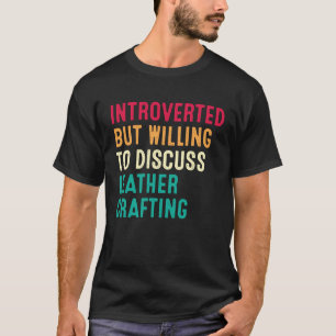 Introvertiert, aber bereit, über Lederhandwerk zu T-Shirt