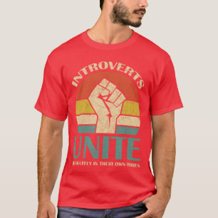 Introvertierte vereinigen sich getrennt in ihren e T-Shirt