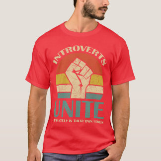 Introvertierte vereinigen sich getrennt in ihren e T-Shirt