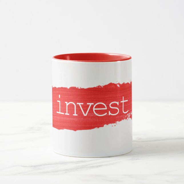 INVESTIEREN von Text auf der roten Tasse (Zentrum)