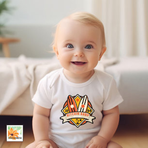 Investor Baby mit Name Surfbretter Strand Strampler