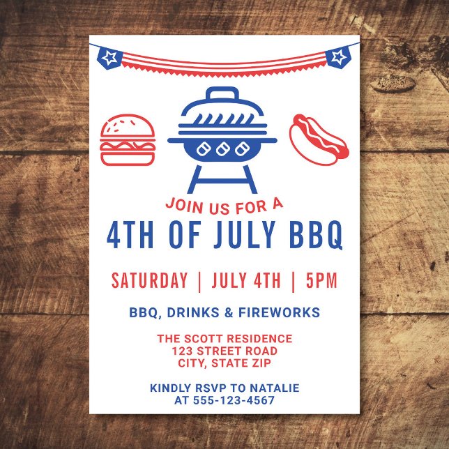 Invitation 4 juillet BBQ Burger Hotdog Cookout Moderne (Modern 4th of July BBQ invitation on a wooden chopping board background.)