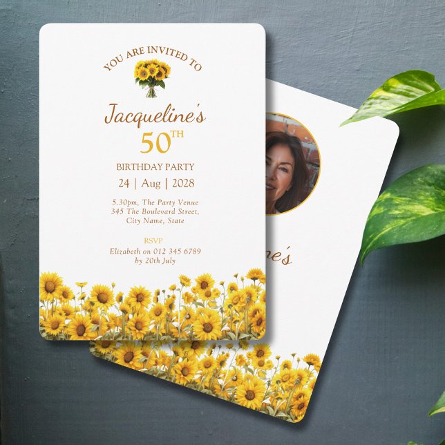 Invitation 50e anniversaire Tournesol Rustique photo florale (50th birthday party invitations with sunflower design on a grey background)