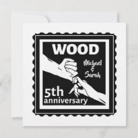 5ème anniversaire de mariage tenant la main en boi