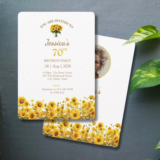 Invitation 70e anniversaire Tournesol Rustique photo florale (70th birthday party invitations with sunflower design on a grey background.)