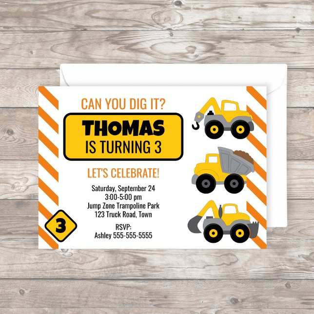 Invitation à la fête d'anniversaire du camion de c (Construction birthday party inviation with yellow trucks and orange stripes)