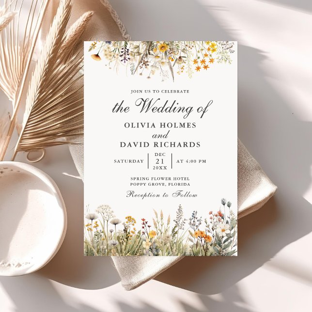 Invitation à un mariage de prés Fleur sauvage Peac (Peach Watercolor Wildflower Meadow Wedding Invite on a table with neutral boho decoration.)