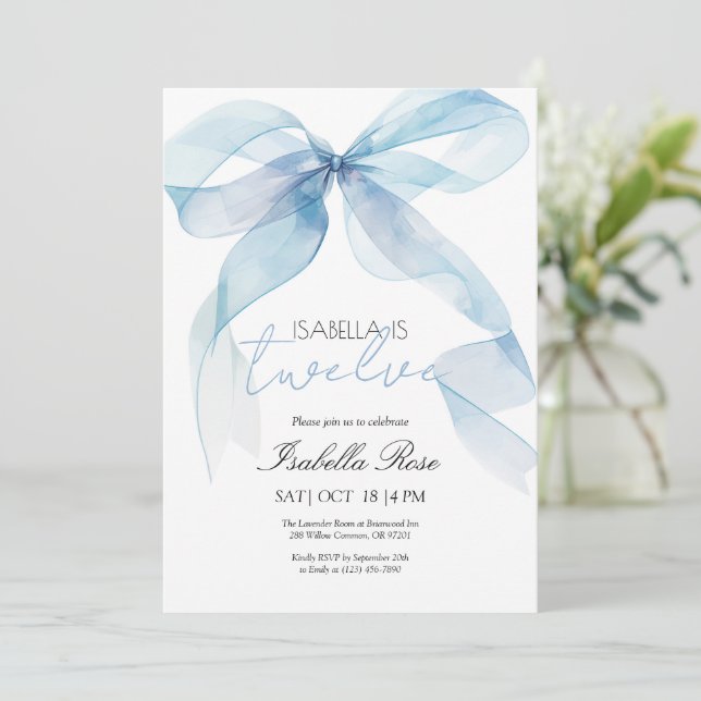 Invitation anniversaire avec un nœud aquarelle ble (Debout devant)