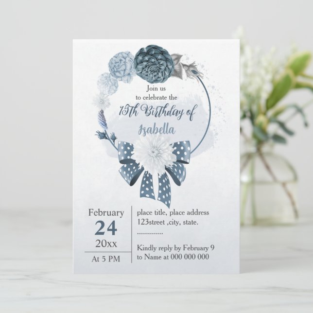Invitation anniversaire de la marine bleu poussiéreux fleurs (Debout devant)