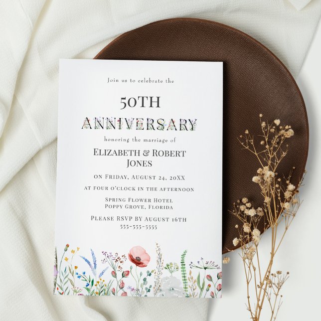 Invitation Anniversaire du Mariage Fleur sauvage Boho Waterco (Boho Wildflowers Anniversary Party Invitation on white table with dark brown plate)