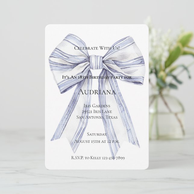 Invitation Anniversaire d'un joli cou blanc violet (Debout devant)