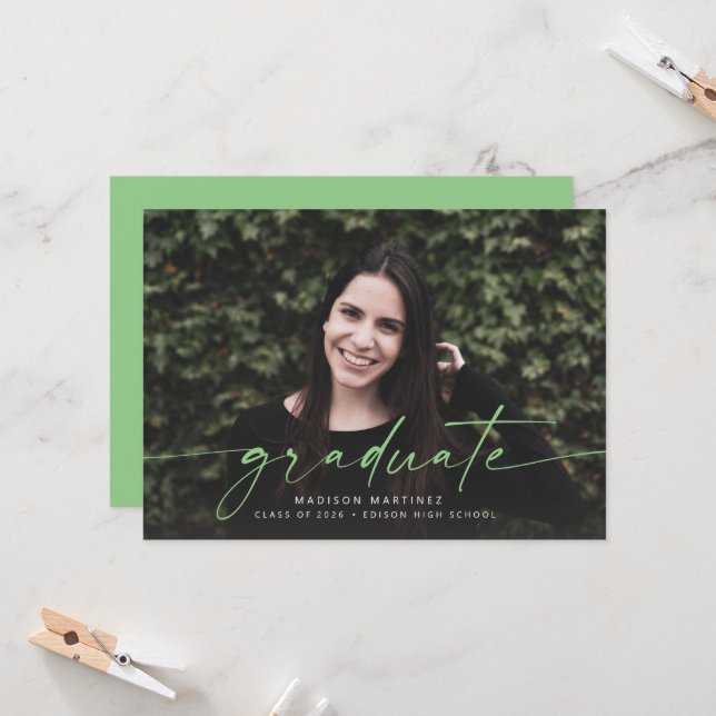 Invitation Annonce de diplômé avec texte vert pour la cérémon (Devant/Arrière en situation)