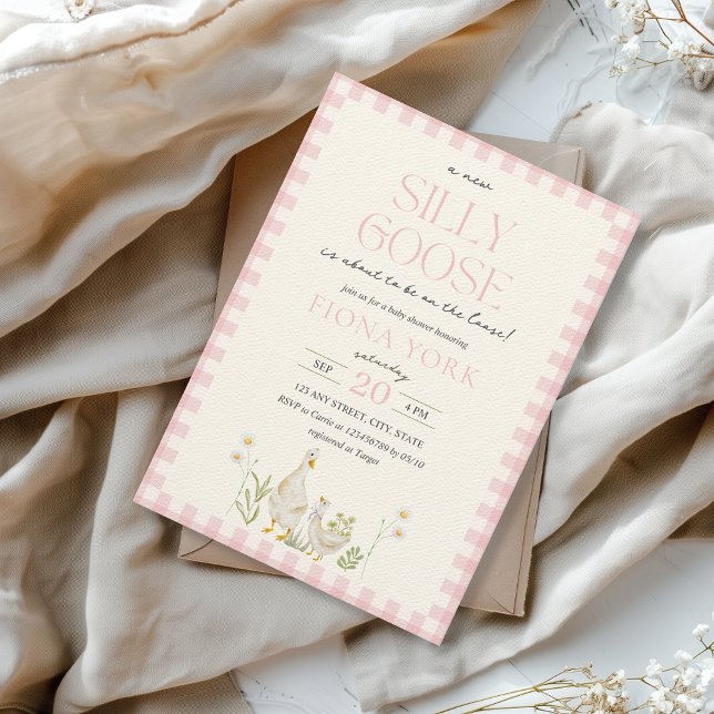 Invitation Aquarelle d'oie soie Baby shower de fille rose (Silly Goose is on the Loose Baby Shower Pink Gingham Girl Cute Watercolor Aesthetic Modern Farm)