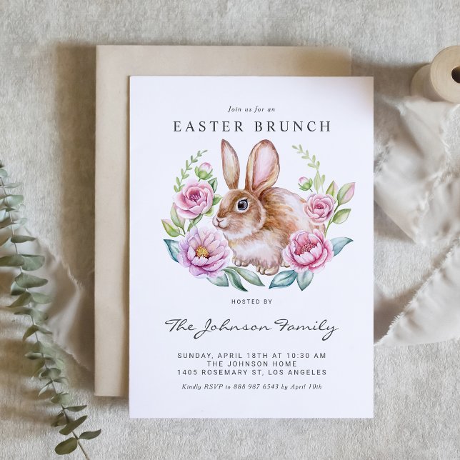 Invitation Aquarelle lapin et fleurs roses Fête de Pâques (Customizable Easter Brunch invitation featuring a cute watercolor bunny with pink flowers.)