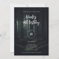Arbres de la forêt sombre et mystérieuse à la fête