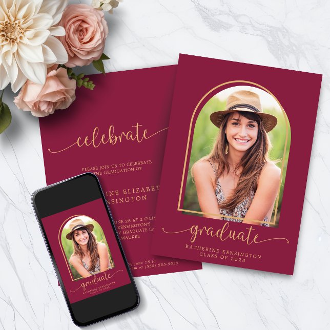 Invitation Arc d'or de Bourgogne moderne - Diplôme photo (Modern Burgundy Gold Arch Photo Graduation Invitation with Instant Download)