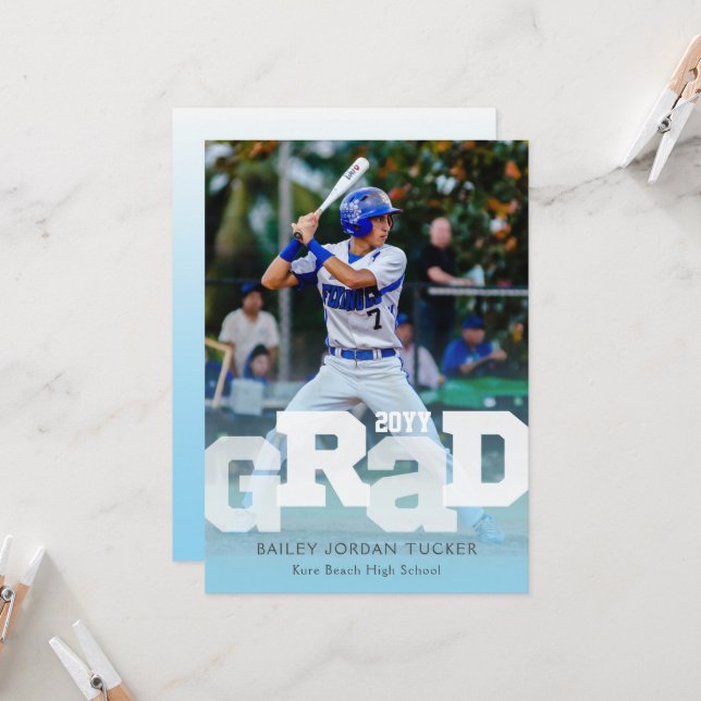 Invitation Athlète GRAD Sporty Light Blue Photo Graduation (Devant/Arrière en situation)