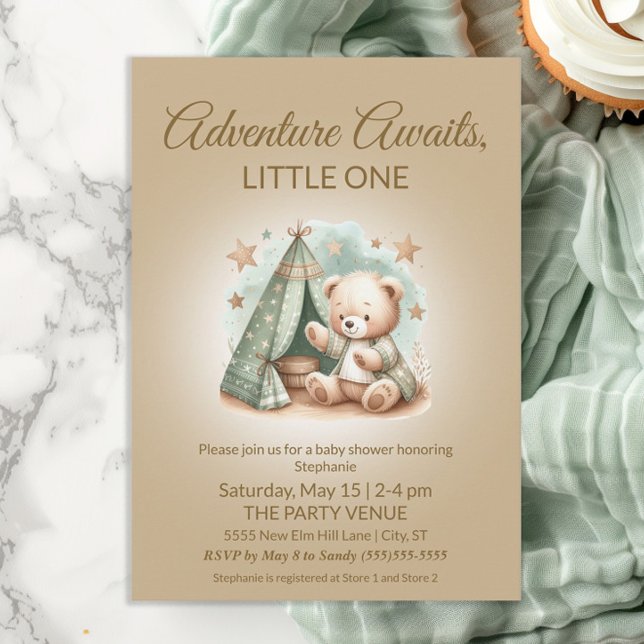 Invitation Aventure Attend Genre Neutre Ours Bébé (Teddy bear camping in tent "Adventure Awaits" gender neutral baby shower invitation)