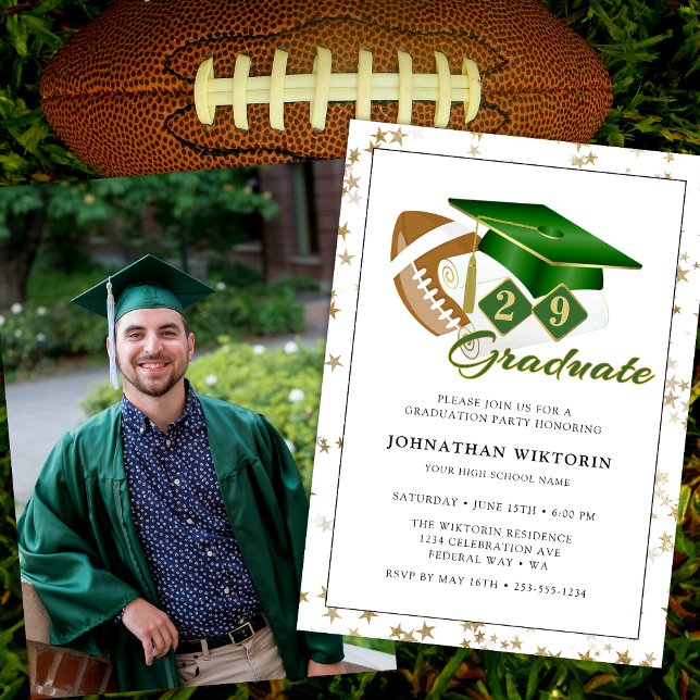 Invitation Bac de graduation classique Vert Gold Football pho (Classic Graduation Cap Green Gold Football Photo Invitation)