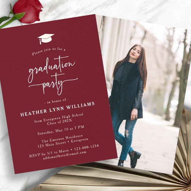 Invitation Baccalauréat en photo simple rouge (Red Simple Photo Graduation Party Invitation by Painted Paperie
)