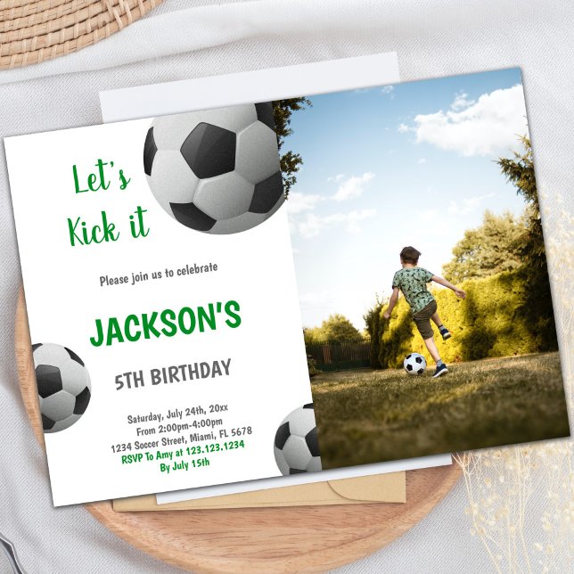 Invitation Ball noir et blanc Green Texte photo de soccer (Black and White Ball Green Text Soccer photo Invitation)