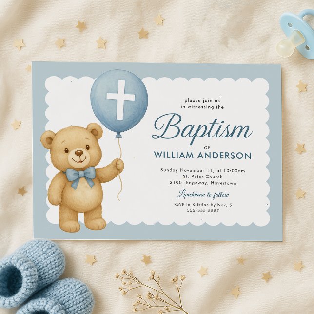 Invitation Baptême de l'ours en peluche (Adorable teddy bear baptism invite in a soft-blue theme, featuring cross and scalloped edges.)