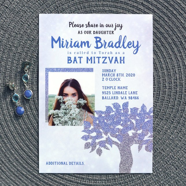 Invitation Bat mitzvah de l'arbre de Parties scint (light blue, silver glitter tree of life bat mitzvah invitation)