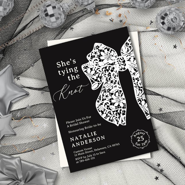 Invitation Black Lace Elle noue la Fête des mariées de noeud (Black Lace She's Tying the Knot Bridal Shower Invitation)