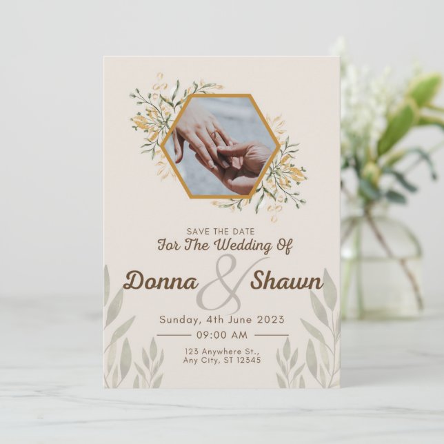 Invitation Blanc Jaune moderne, couple et leur anneau mariage (Debout devant)