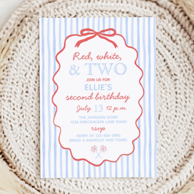 Invitation Blanc rouge et deux 4 juillet 2e anniversaire (Invitation with baby blue striped background and wavy red bow frame. Says red white and two.)