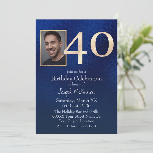 Invitation Bleu et or de la marine masculine 40e anniversaire (Debout devant)