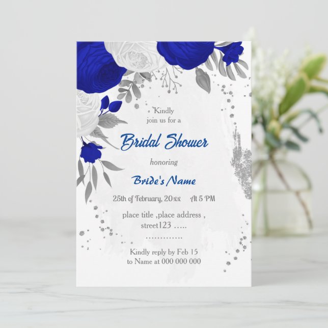 Invitation bleu royal et fleurs blanches argentées douche nup (Debout devant)