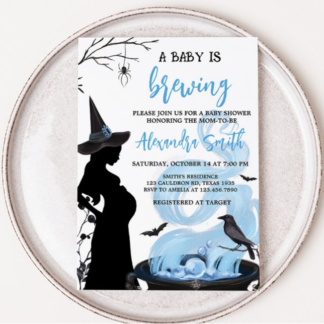 Invitation Bleu Un bébé brasse le Baby shower d'Halloween (Blue Witch A Baby is Brewing Baby Shower Invitation)