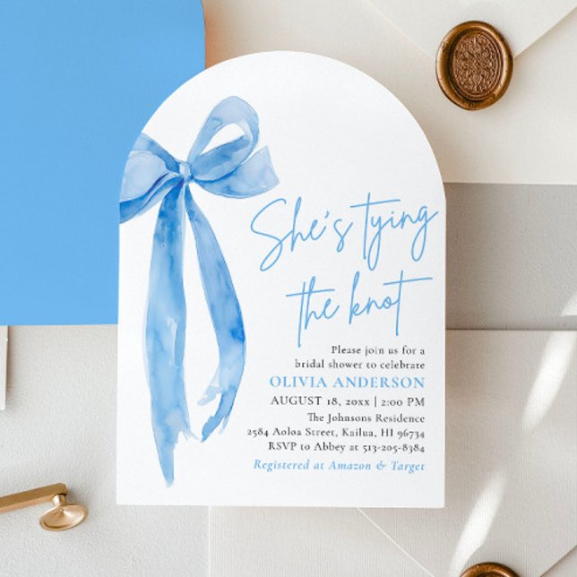 Invitation Blue Bow Elle noue la Fête des mariées de noeud (Modern Watercolor Dusty Blue Bow She's Tying the Knot Arch Bridal Shower Invitation)