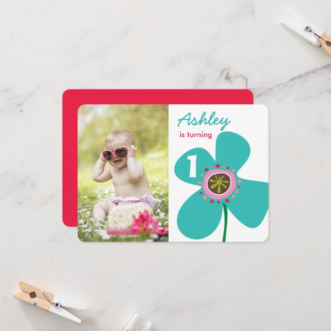 Invitation Blue Daisy Pop Flower mignonne Photo Girl 1er anni (Devant/Arrière en situation)