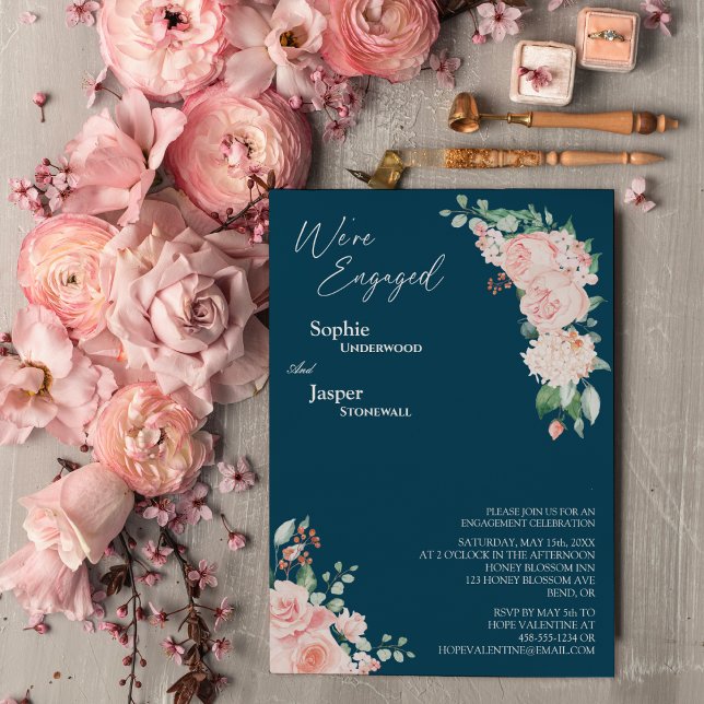 Invitation Blush Floral Navy Nous sommes engagés à l'invitati (Créateur téléchargé)