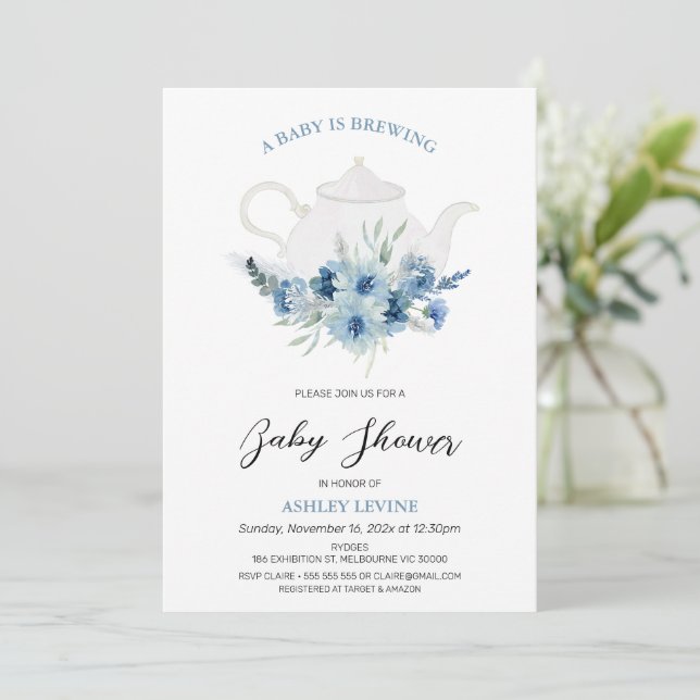Invitation Boho Blue Floral Tea Baby est en train de brasser  (Debout devant)
