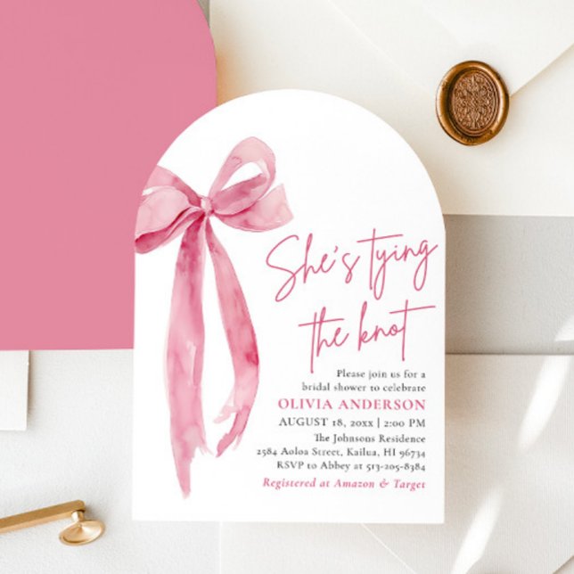 Invitation Bow rose vif Elle noue la Fête des mariées de noeu (Watercolor Modern Blush Pink Bow Ribbon Coquette She's Tying the Knot Arched Bridal Shower Invite)